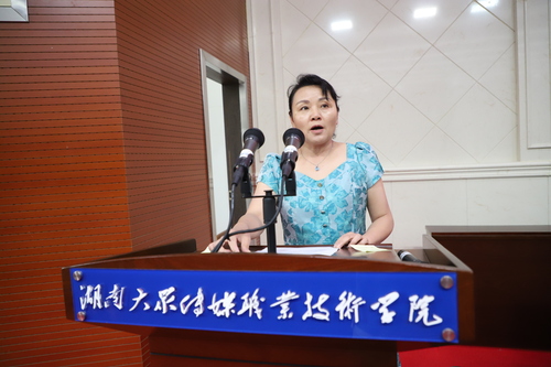 党委委员、纪委书记程桂珍宣读大会《决议》